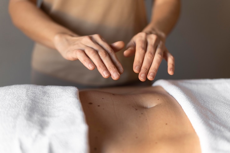 Foto gratuito paziente di primo piano in terapia alternativa
