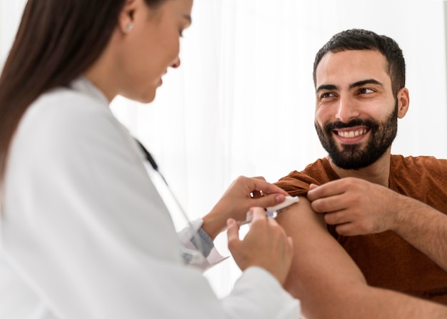 Paziente di smiley che esamina il medico femminile