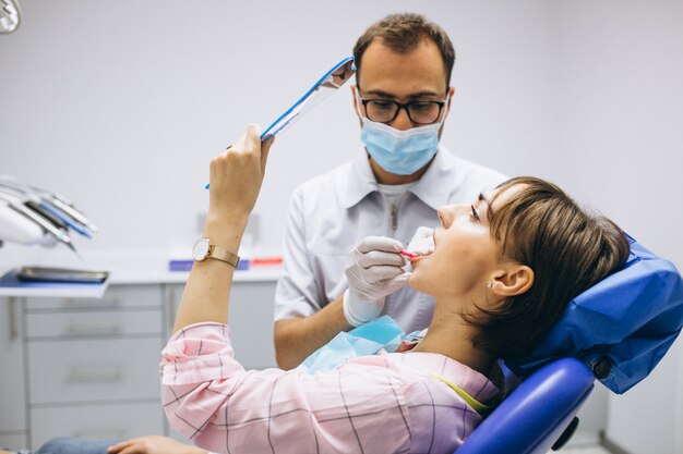 Paziente donna al dentista