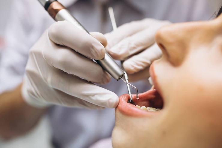 Foto gratuito paziente donna al dentista