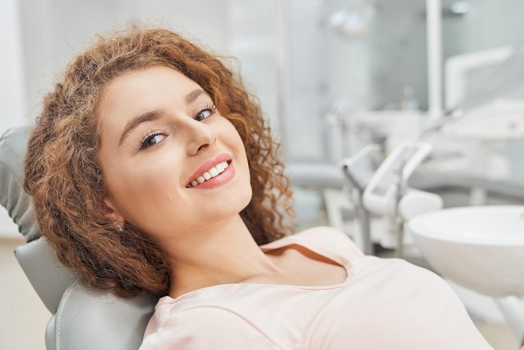 Foto gratuito paziente donna in attesa di un esame dentale in clinica