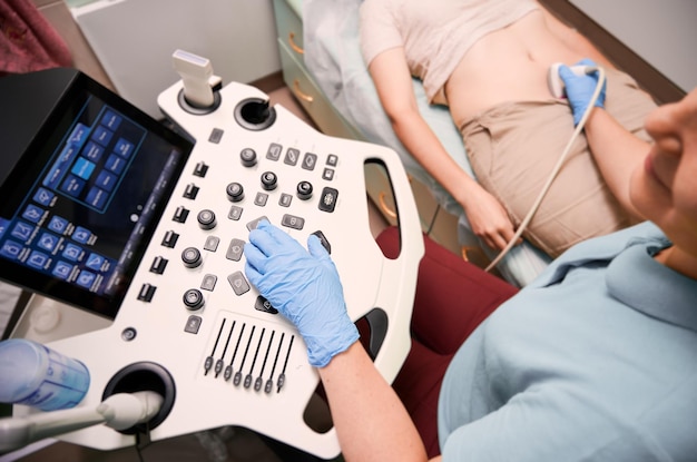 Paziente femminile che ha una procedura ad ultrasuoni nel centro medico