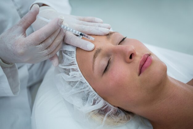 Paziente femminile che riceve un'iniezione di botox sulla fronte