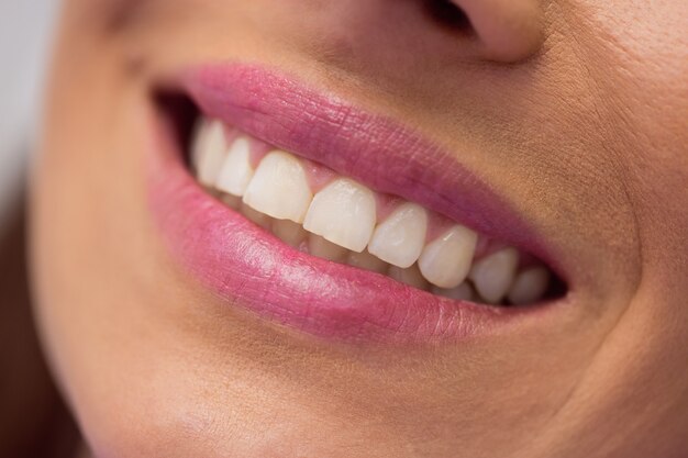 Paziente femminile che riceve un trattamento dentale