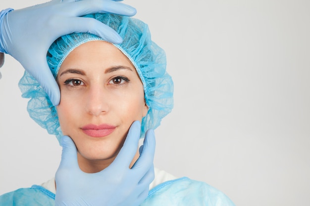 Paziente femminile con cappuccio