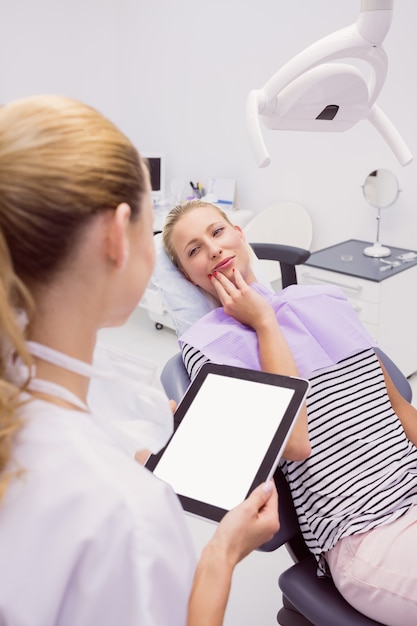 Paziente femminile con mal di denti in clinica