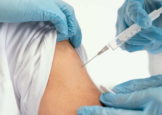 Paziente in fase di vaccinazione in una clinica