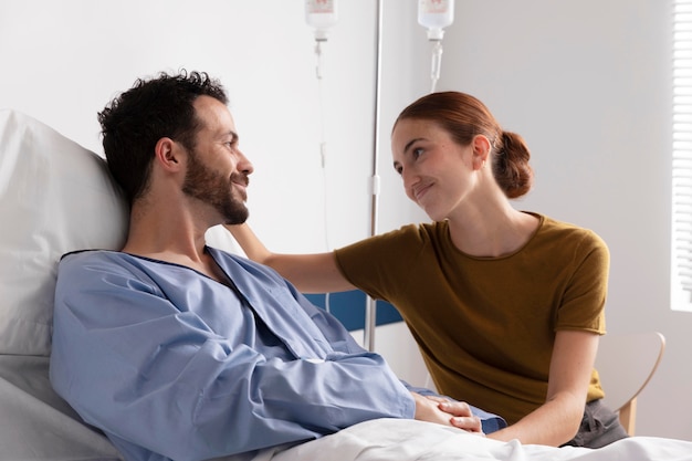 Paziente malato che parla con sua moglie
