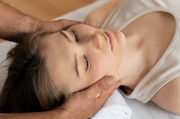 Paziente osteopatico che riceve un massaggio terapeutico