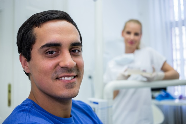 Paziente sorridente in clinica