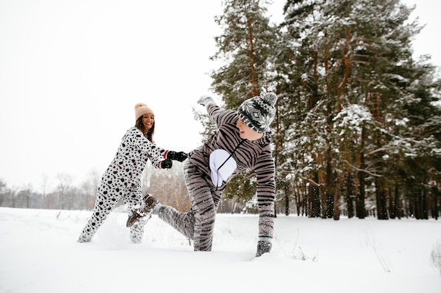 Pazza storia d&#39;amore invernale di una bella coppia in divertenti costumi di animali.