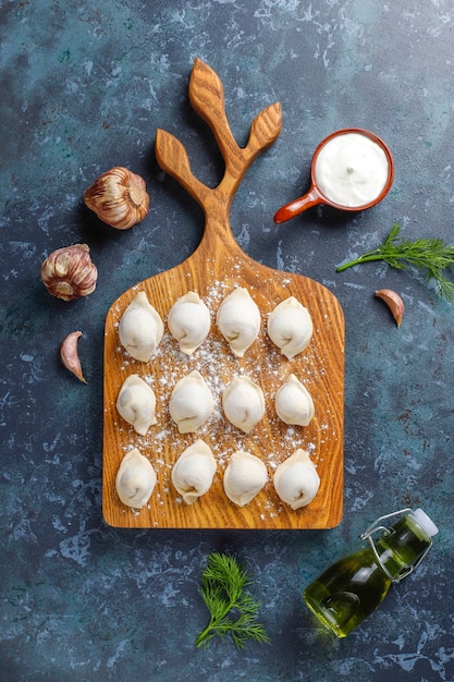 Pelmeni o gnocchi russi tradizionali con carne.