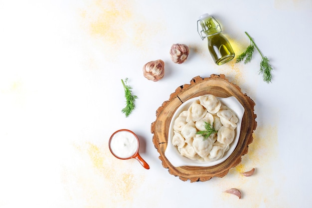 Pelmeni o gnocchi russi tradizionali con carne.