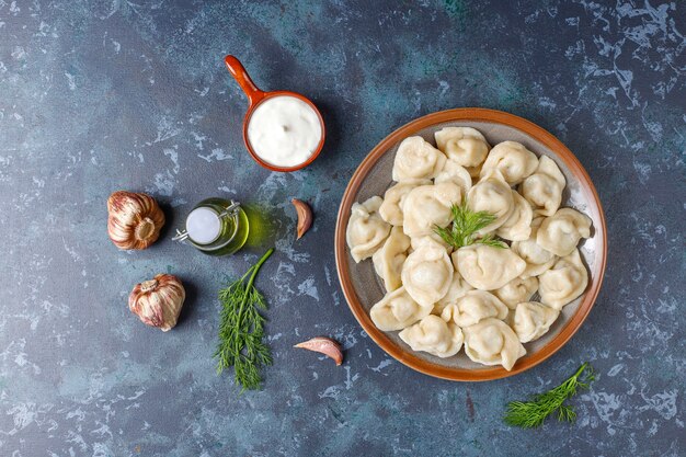 Pelmeni russi tradizionali o gnocchi con carne.