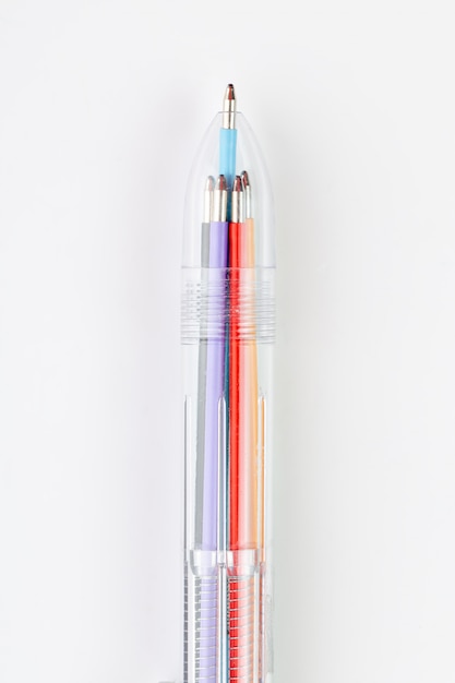 Penna con diversi colori di scrittura una vista dall'alto isolata on white