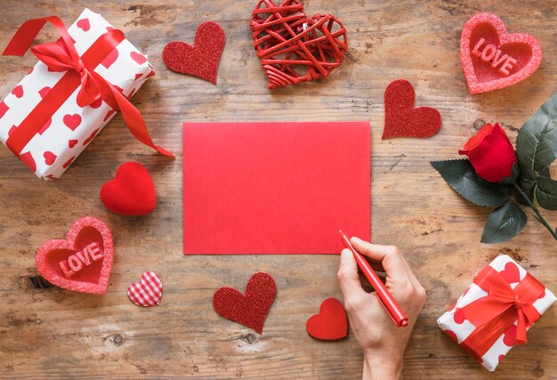 Penna di tenuta della persona sopra carta in bianco