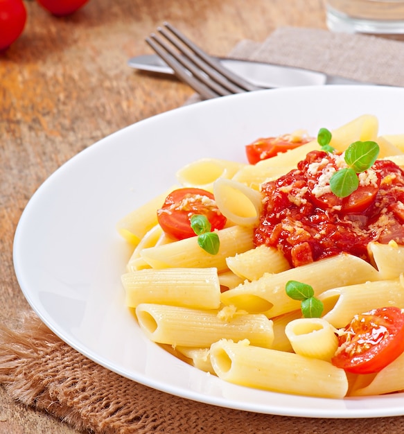 Penne alla bolognese, parmigiano e basilico