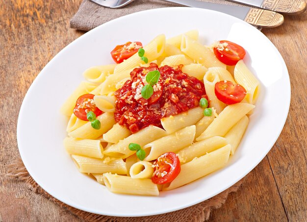 Penne alla bolognese, parmigiano e basilico