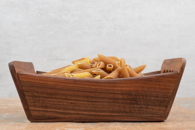 Penne crude in cestino di legno.