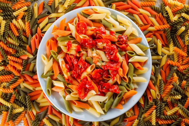 Penne in un piatto con salsa di pomodoro