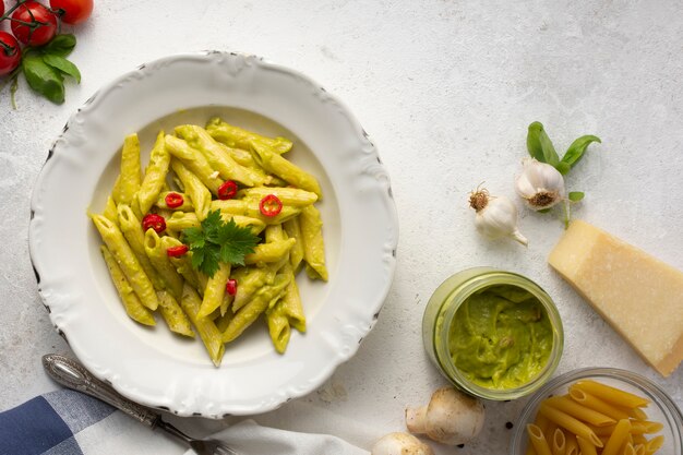 Penne piatte con pesto e peperoni rossi