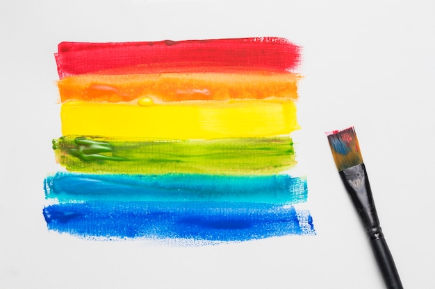 Pennello e strisce disegnate nei colori LGBT