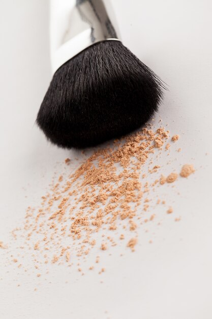 Pennello trucco naturale con polvere beige