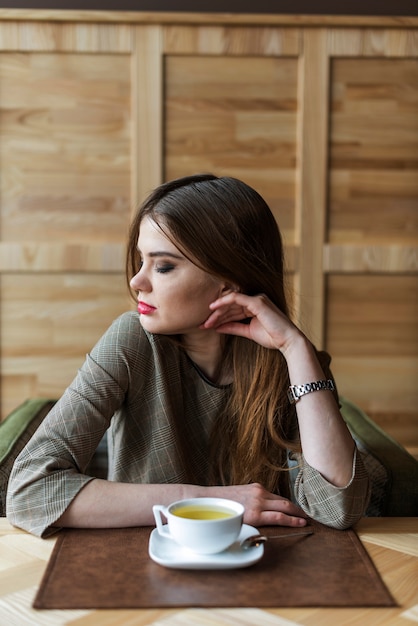 Pensiero della giovane donna e guardando verso il basso