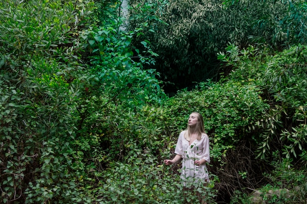 Pensieroso donna bionda nel parco