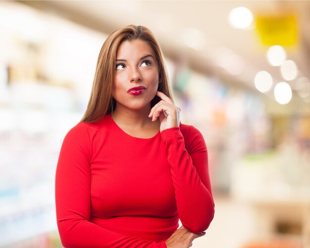 Pensieroso donna con le labbra dipinte di rosso