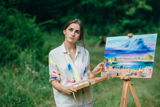 Pensieroso donna con una scatola di colori