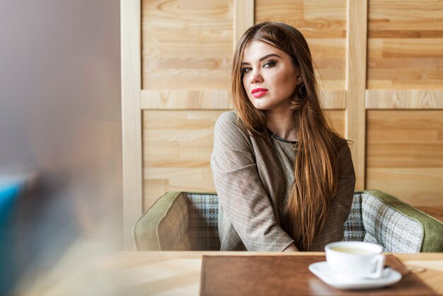 pensieroso ragazza in un negozio di caffè