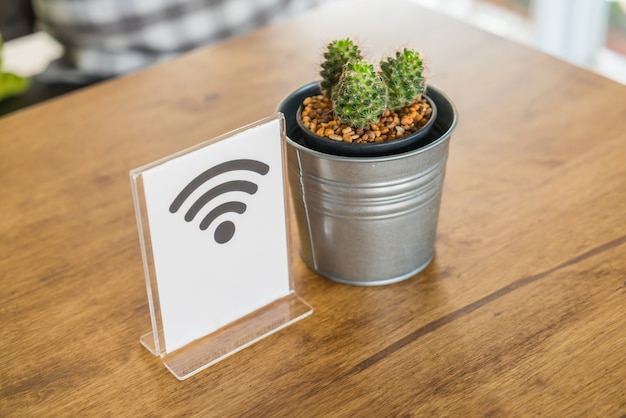 Pentola con cactus e un segnale wifi