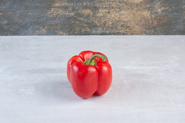 Pepe rosso organico su fondo di marmo. Foto di alta qualità