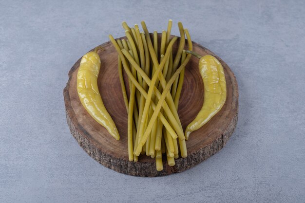 Peperoncino e stick di verdure su un piatto di legno