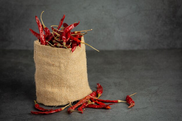 peperoncino essiccato in una piccola borsa a sacco