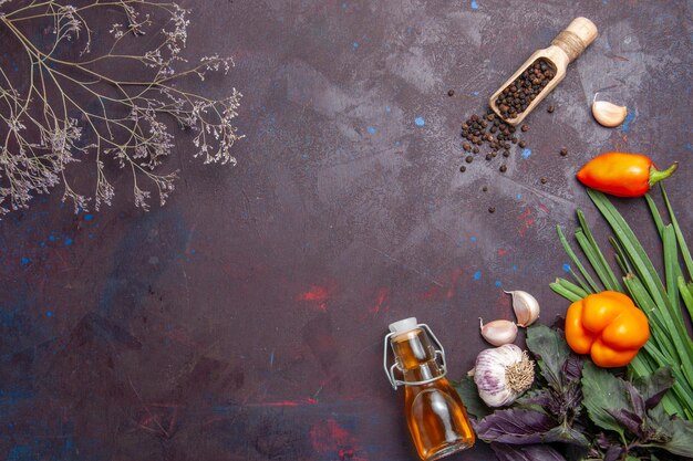 Peperoncino piccante vista dall'alto con olio su superficie scura peperoncino piccante
