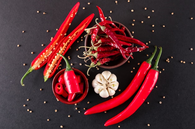 peperoncino rosso affettato con peperoncino in una ciotola in ceramica essiccata vista dall'alto di peperoncino rosso