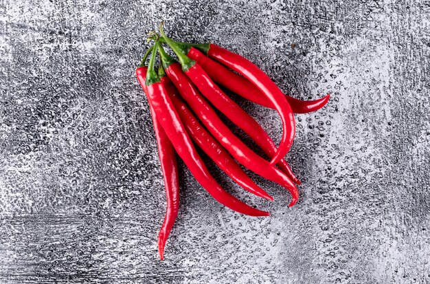 Peperoncino rosso di vista superiore sull'orizzontale di pietra grigio