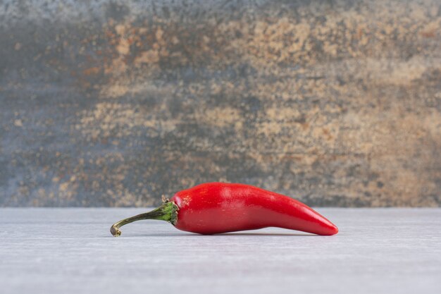 Peperoncino rosso su sfondo di pietra. Foto di alta qualità