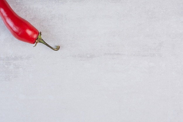 Peperoncino rosso su sfondo di pietra. Foto di alta qualità