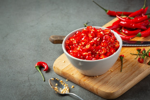 Peperoncino su superficie scura