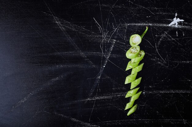 Peperoncino verde sul nero