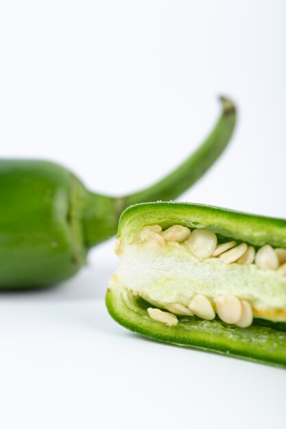 Peperone verde caldo di verdure piccante su fondo bianco