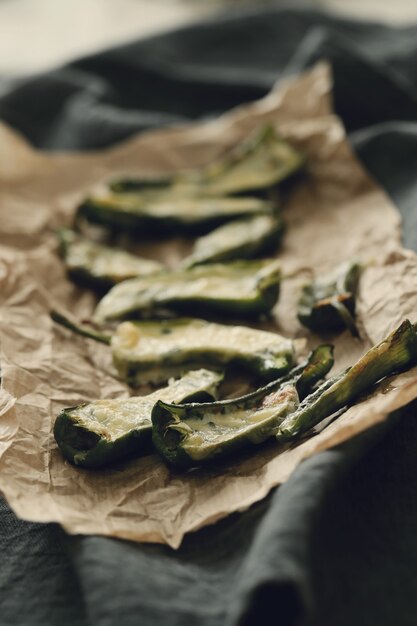 Peperoni fritti ripieni. Tapas spagnole tradizionali