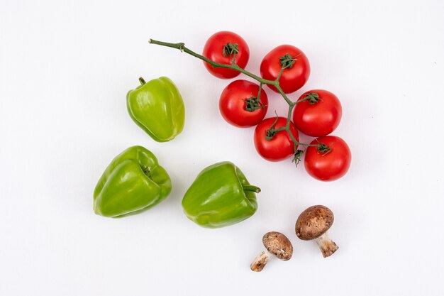 Peperoni, pomodori e funghi verdi