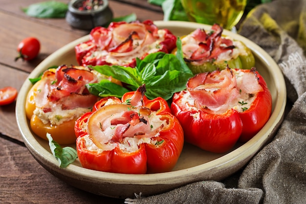 Peperoni ripieni con ricotta e pancetta in lamiera sul tavolo di legno. Cibo balcanico.