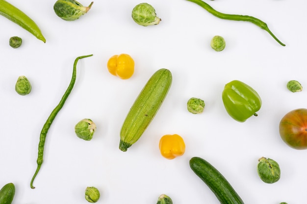 Peperoni verdi, cavoletti di Bruxelles, peperoncino, zucchine e cetriolo