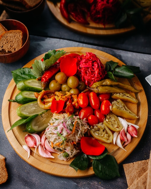 peperoni verdi dei pomodori dei cetrioli affettati verdure sullo scrittorio di legno marrone su gray