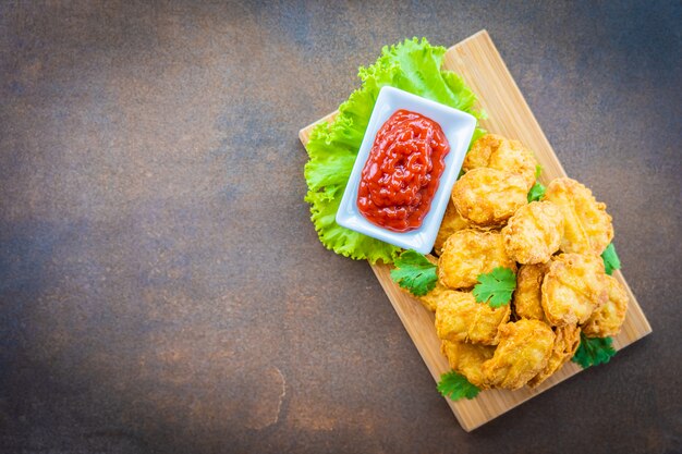 Pepita di chiamata della carne di pollo fritta nel grasso bollente